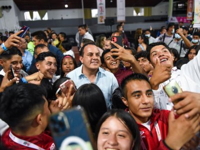 Cuauhtémoc Blanco cercano a la gente 01